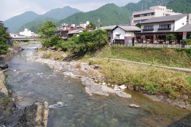 吉田川の対岸へ。