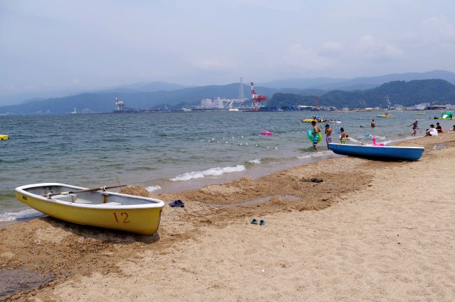 夏には海水浴場がにぎわう。海風が少し静しい。