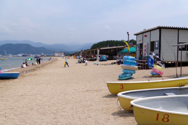海の家もある本格的な海水浴場。