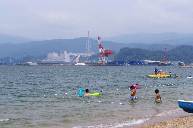 北東にはコンテナターミナルや火力発電所。