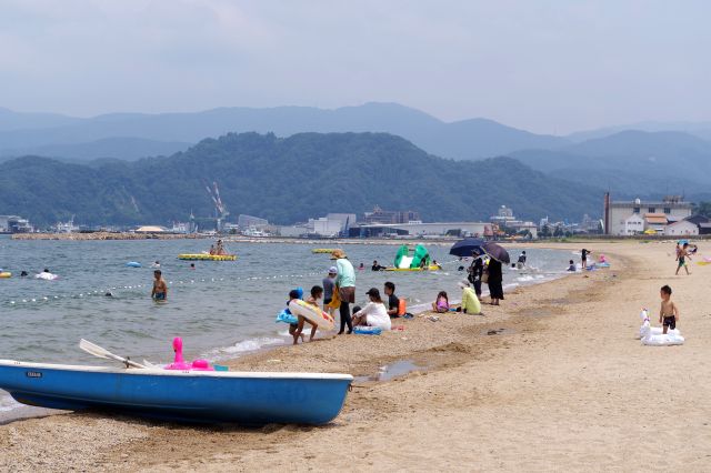 親子連れの多い海水浴場。