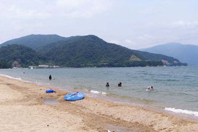 西側は自然の山。