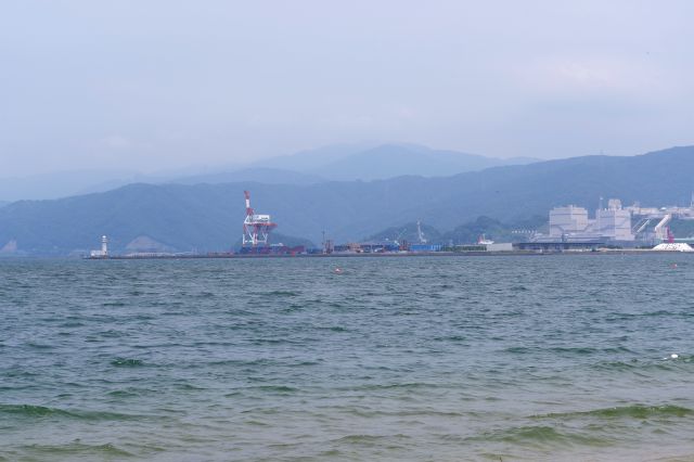 工業的な風景が続く。