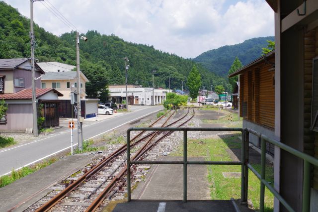 駅の先は線路の終端。奥には道の駅の駐車場。