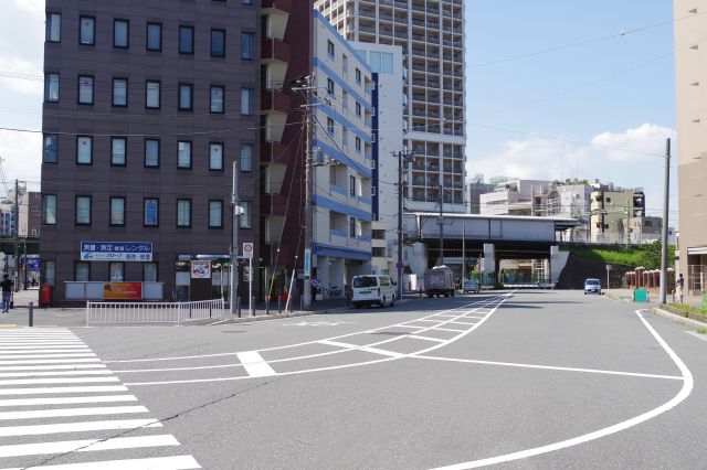 斜め後ろを振り返ると、瑞穂ふ頭方面に向かっていた貨物線跡の道路があります。