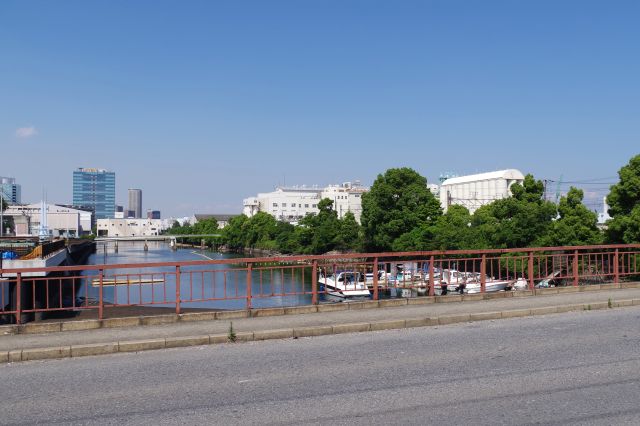 運河沿いの風景。