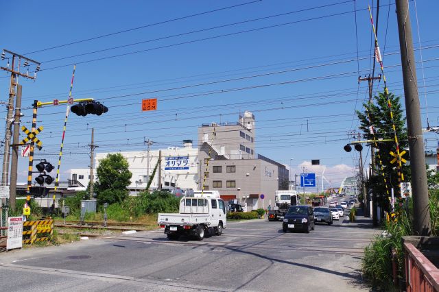 貨物線の高島線の踏切を渡ります。