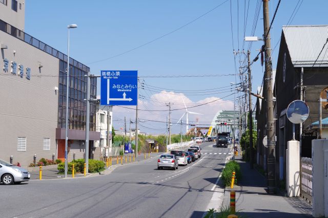 線路の先、瑞穂橋や風車が見えてきました。