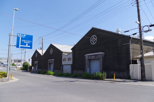 雰囲気のある倉庫が並んでいます。近辺に海神奈川駅（初代）がありました。