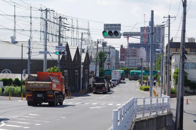 振り返ると貨物列車が重厚な音を立てて走る。