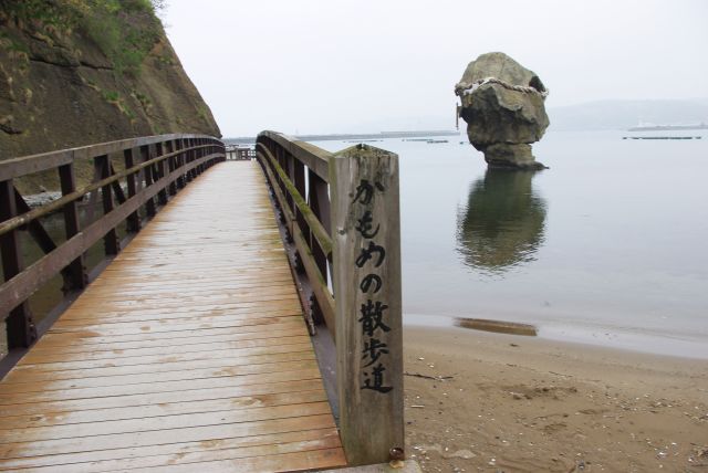 切り立った岩を避けて橋の遊歩道が続きます。