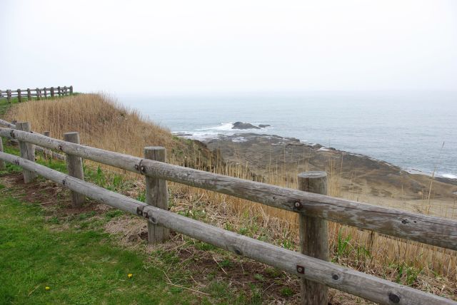 日本海から打ち寄せる荒々しい波が音を立てる。