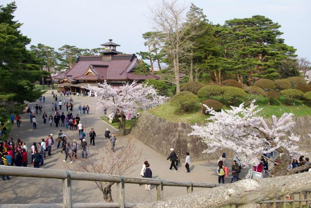 五稜郭中央には箱館奉行所の建物。