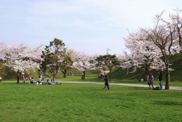 広場では遊ぶ親子が多い。