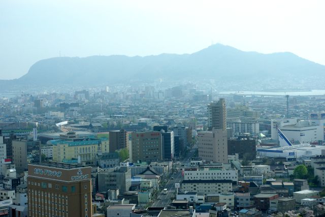 函館駅周辺は大きな建物が多い。