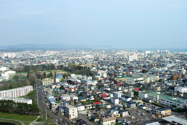 南東側、函館空港や湯の川温泉。