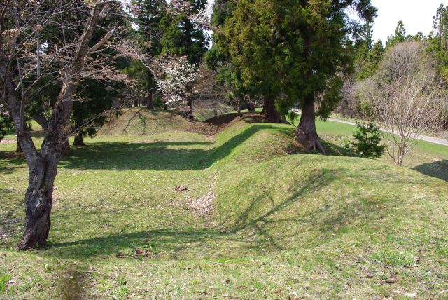 東側の角の土塁の上。