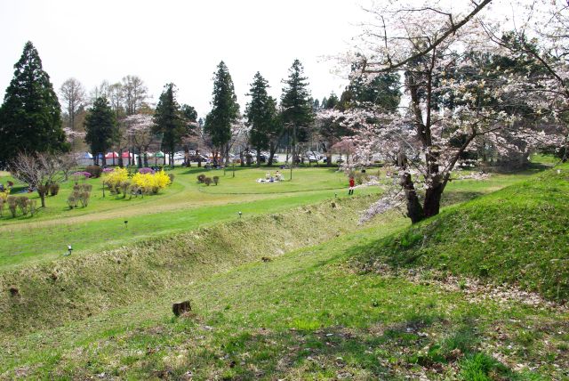 土塁と空堀、静かに歴史を伝える。