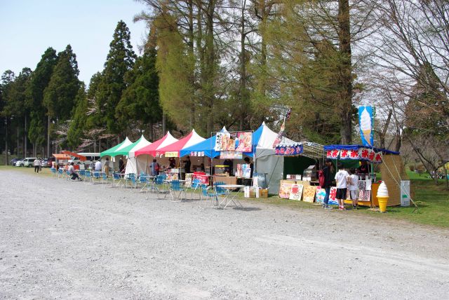 駐車場横に出店が集まる。