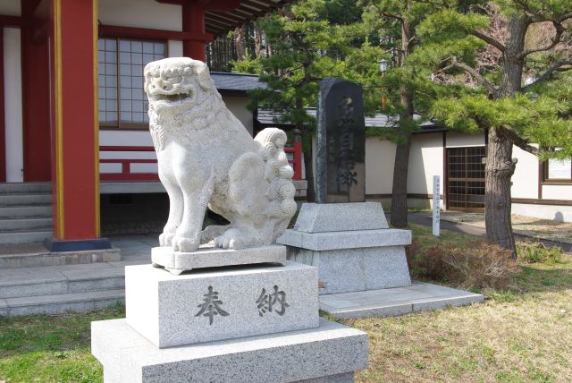 右の狛犬。