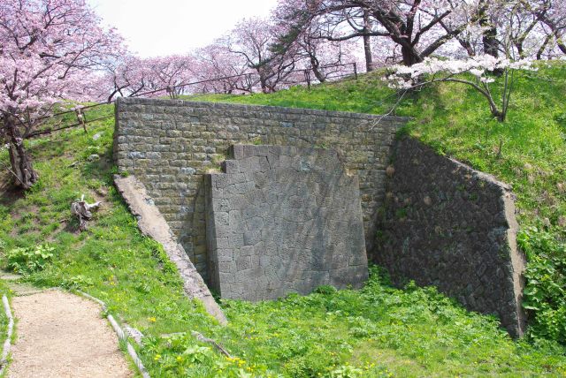 松前線のトンネルがふさがれた跡。