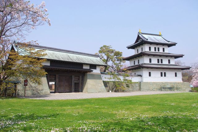 天守と本丸御門のセット、お城らしい風景。