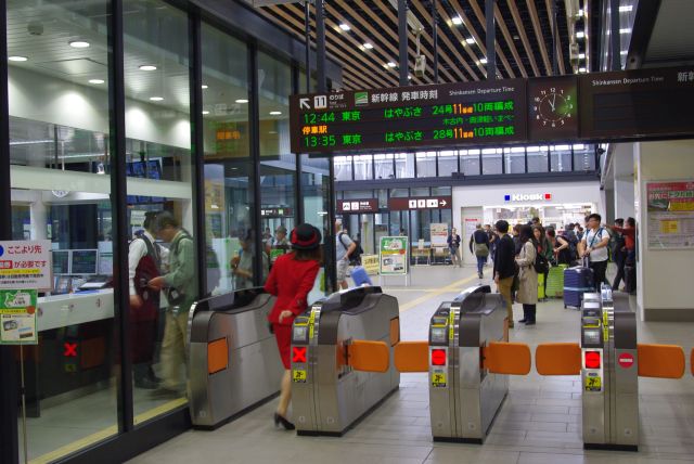 列車は大体1時間に1本。改札を出ます。