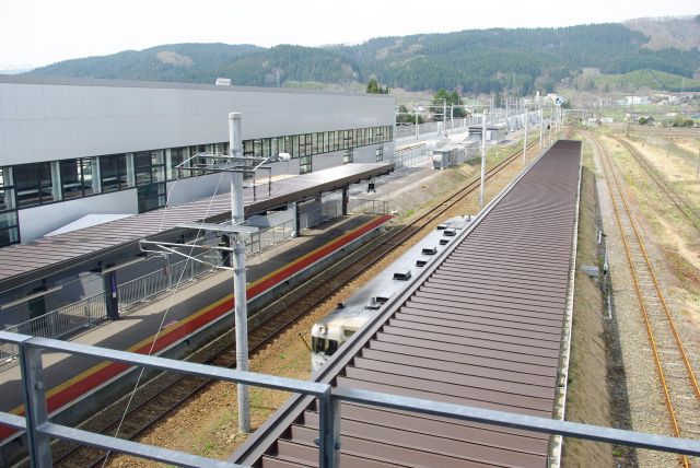 静かに停車した気動車。大きい駅だけど何か寂しい。