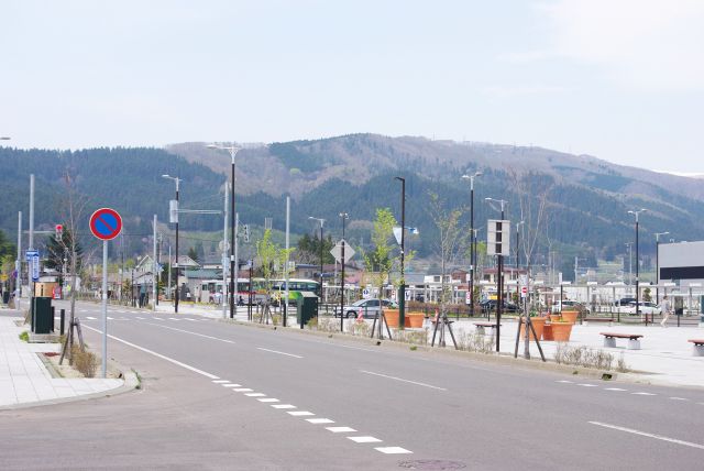 山の迫る広い畑の中に突如現れた新しい駅という感じ。