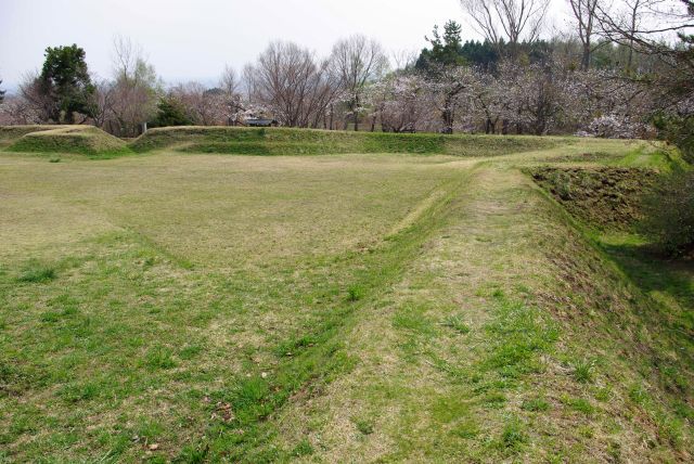 周囲を囲う土塁が続く。