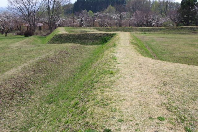 簡単に超えられそうなさほど高くない土塁。