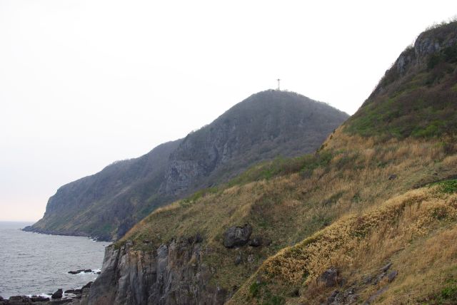 海沿いとは思えない巨大な函館山。