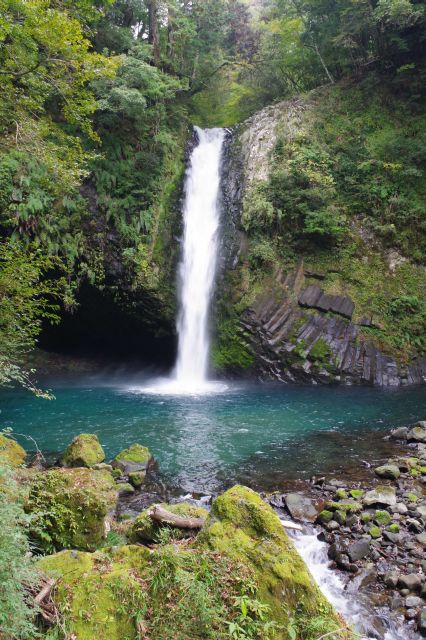 迫力ある滝、水音がすごい。滝つぼが青い。