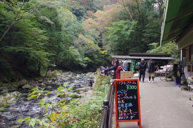 森林の中の渓流、お店が並ぶ。