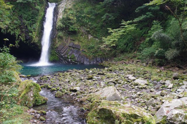 滝から流れ出る川。