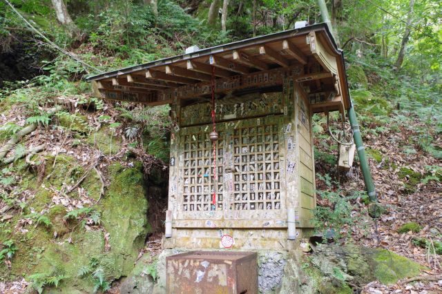 元浄蓮寺の祠。