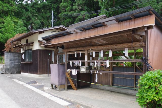 奈良の北西、山道沿いの当尾（とうの）に位置する岩船寺。寺の前には野菜の販売。