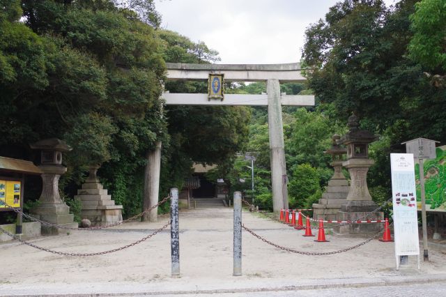 ロータリーの先のすぐ近くに一の鳥居。