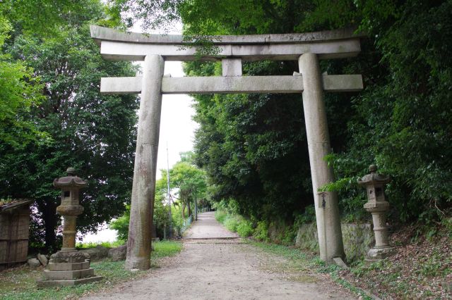 二の鳥居。ここから山道が始まります。