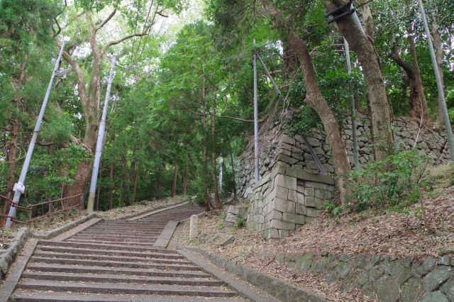 途中には建物の遺構も見られます。最後のカーブ。