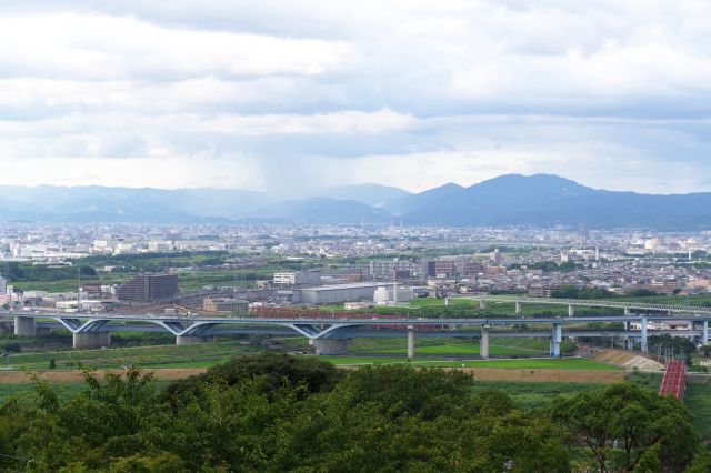 北北東、京阪本線の赤い橋の奥には京都の市街地。局地的に雨が降っている様子も。