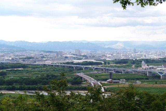 北側、奥の山には金閣寺など。