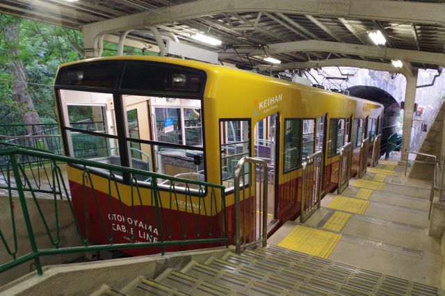 京阪カラーのケーブルカーの車両。