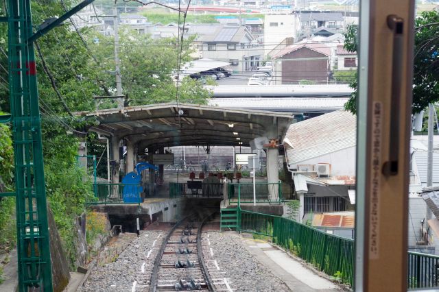 登るのは苦労しましたが数分であっという間に地上へ。