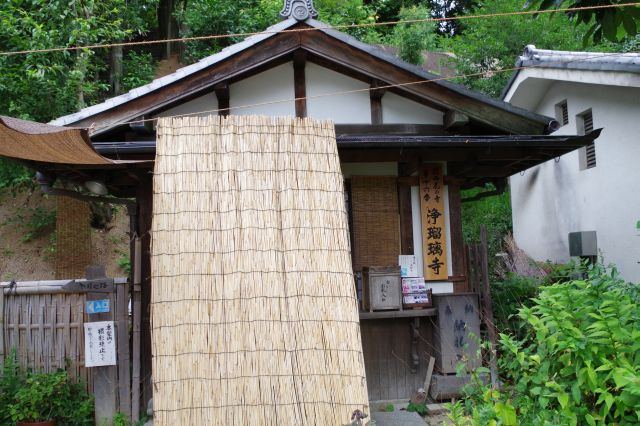 本堂への入口。周辺には子猫たちがいました（後述）。