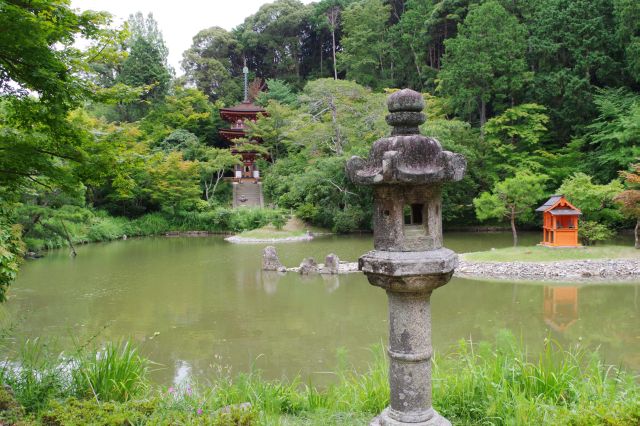 東岸には三重塔があります。