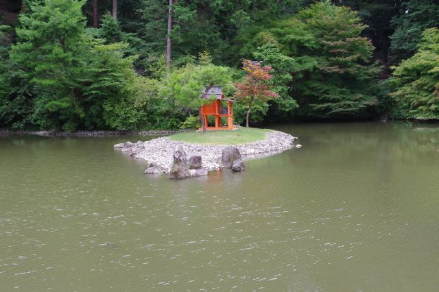 池の中央の祠。