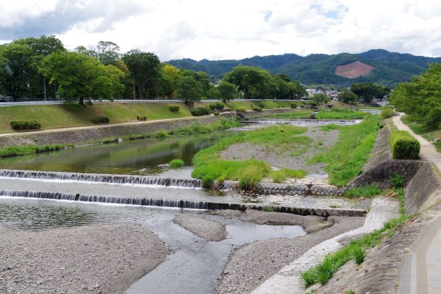 手前のバス停で下車し鴨川沿いを歩くのも良い。山には五山送り火の舟。