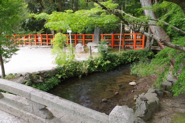 水の流れが印象的で心地よい神社。