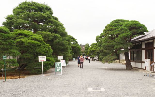 南側に順路を進んで行きます。右は休憩所。